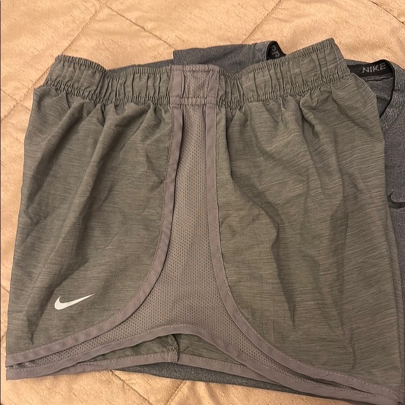Nike Dri-Fit Women's Gray Sleeveless Top and Shorts Set - Picture 9 of 11